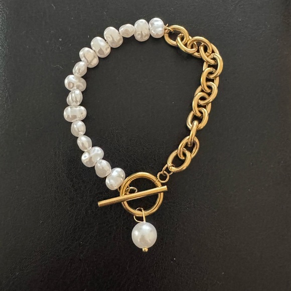 Elegant Gold and Pearl Bracelet - Picture 2 of 5